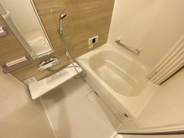 バス・シャワールーム　落ち着いた空間のお風呂です