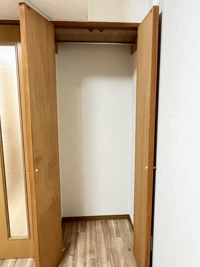 収納　ハンガーパイプ付き