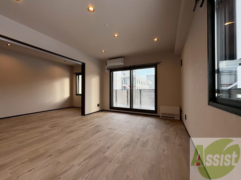 居室・リビング　フローリングや壁の色がお洒落な印象のリビングです。