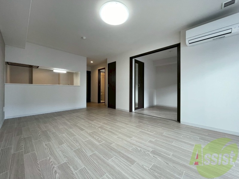 居室・リビング　木目のフローリングは落ち着きのある印象のお部屋になりますね。