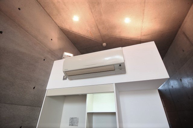 その他設備　キッチン台上部に備え付けのエアコン