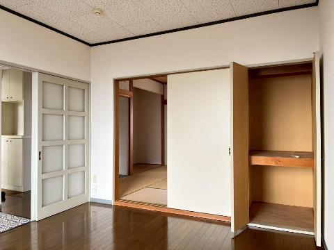 居室・リビング　室内