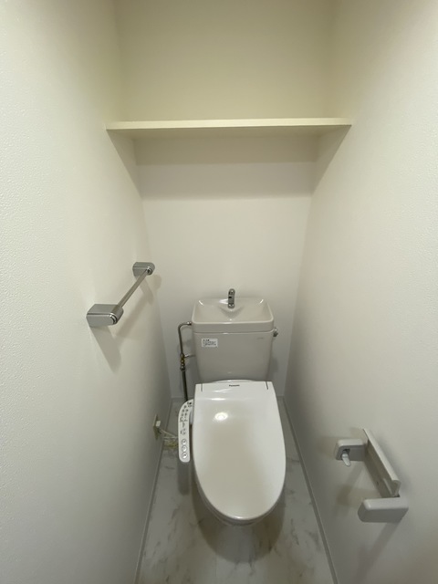 トイレ　収納棚あります