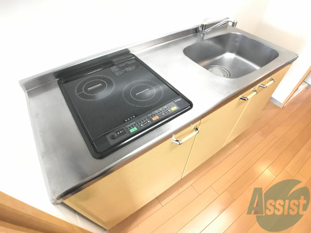 キッチン　ＩＨクッキングヒーターがついてます。お掃除もしやすそう。