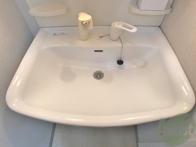 洗面設備　洗髪洗面化粧台なので朝の身支度もスムーズにできますよ。