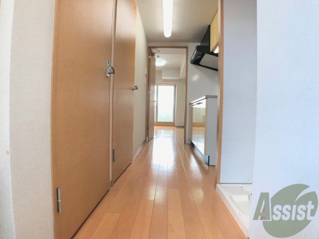 玄関　玄関からお部屋を見るとこんな感じです。明るくていいお部屋です