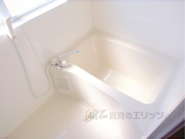 バス・シャワールーム　窓があり、湿気が防止しやすいです。