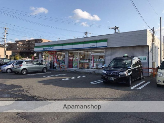 コンビニ　ファミリーマート（コンビニ）まで394m