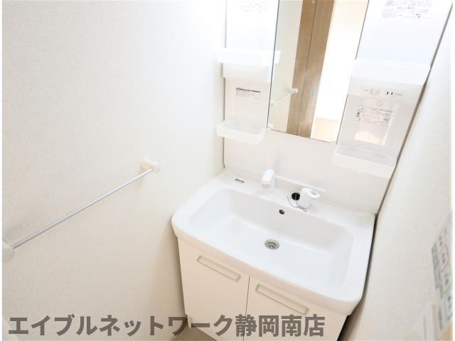 洗面設備　明るい洗面所です