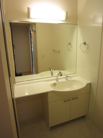 洗面設備　ゆったりとスペースのある洗面所