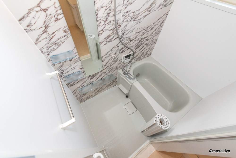 バス・シャワールーム　お風呂　追い焚き・浴室乾燥機付きです。