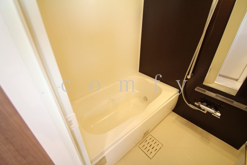 バス・シャワールーム　大き目サイズのバスタブ