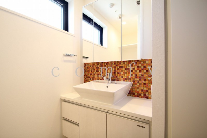 洗面設備　タイルがお洒落な洗面台