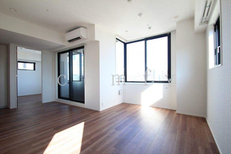 居室・リビング　２面採光の明るいリビング