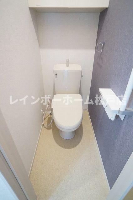 トイレ　落ち着いた色調のトイレです