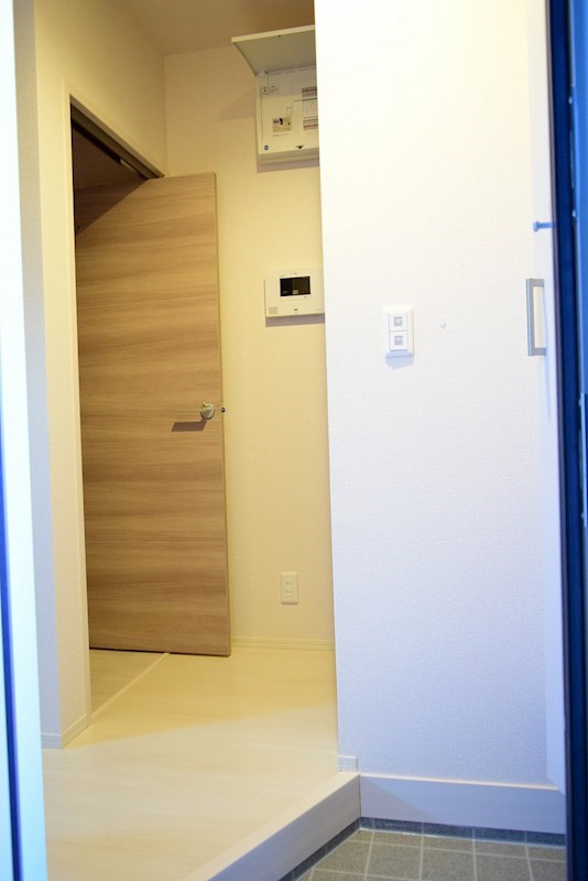 玄関　※302号室の写真になります。