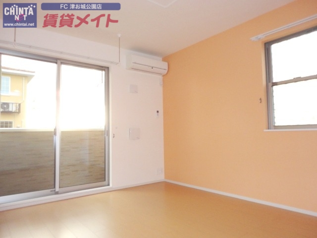 居室・リビング　同物件別室反転写真