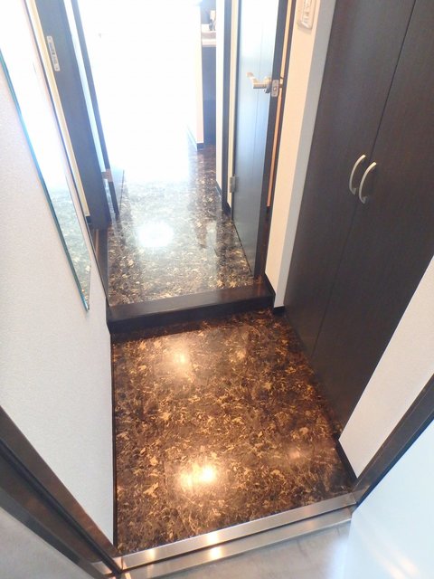 玄関　異なるフロアの室内写真です