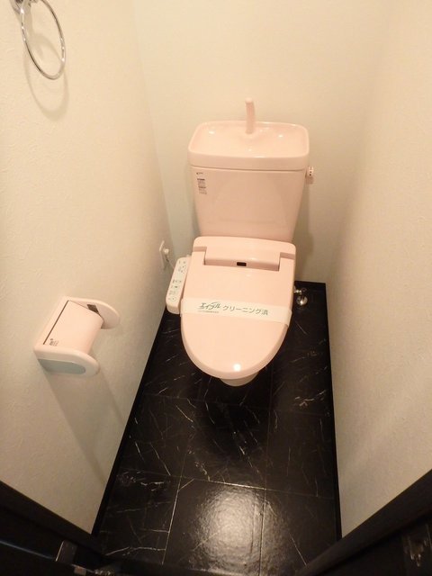 トイレ　異なるフロアの室内写真です