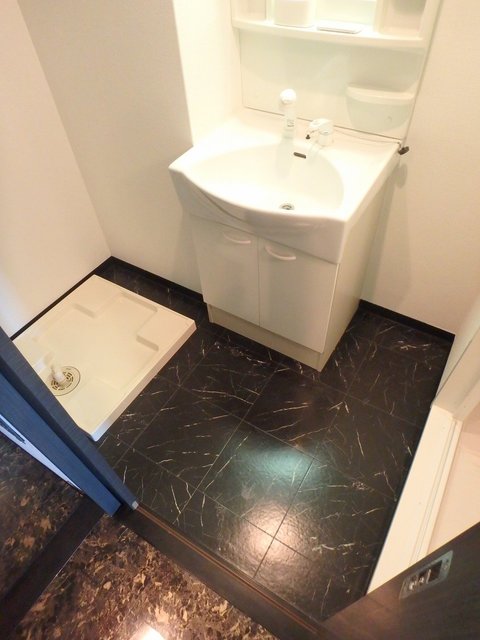 洗面設備　異なるフロアの室内写真です