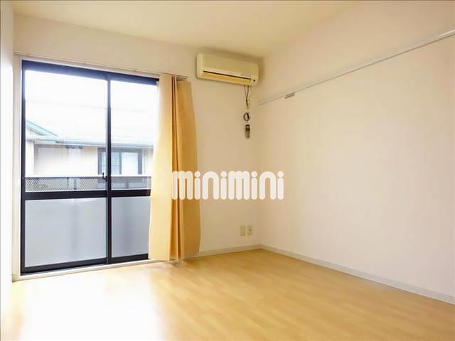 居室・リビング　大きめの窓で日当たり良好