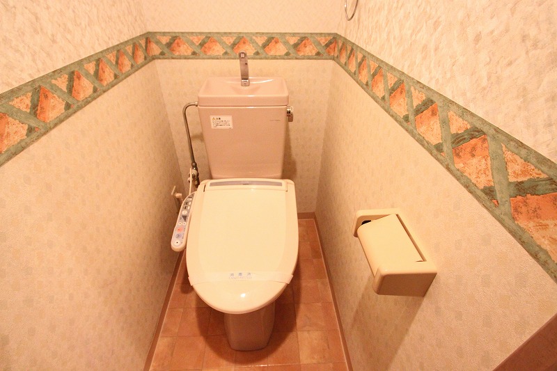 トイレ　※号室により内装の色合いが違います。