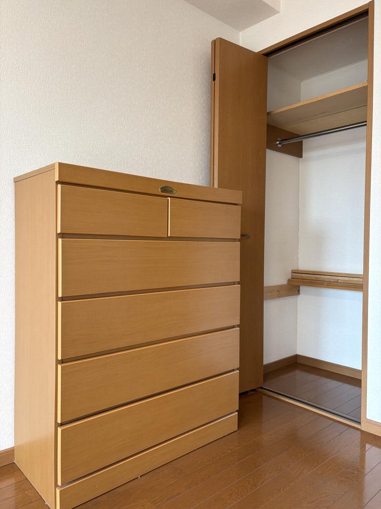 収納　洋服掛けパイプがあり使いやすい収納です