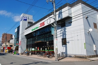スーパー　万惣本浦店（スーパー）まで367m