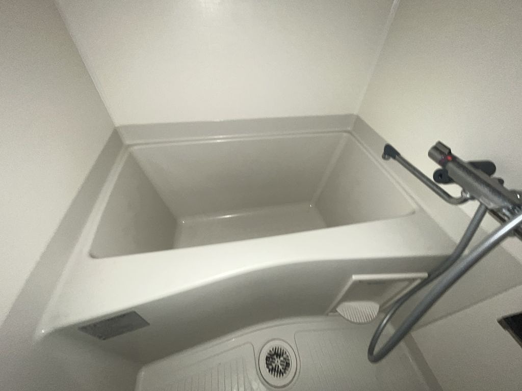 バス・シャワールーム　コンパクトで使いやすいお風呂です