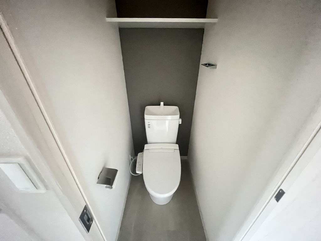 トイレ　落ち着いた色調のトイレです