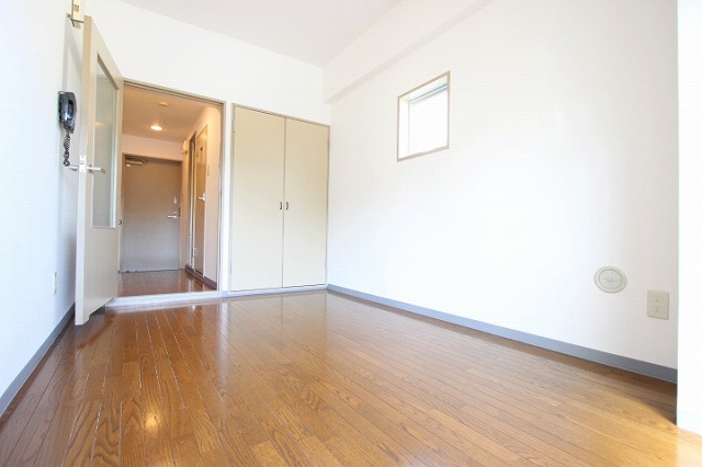 居室・リビング　同物件別号室のものです。