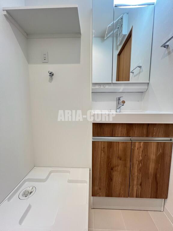 洗面設備　同仕様：ゆとりある脱衣所スペース！独立洗面台です！