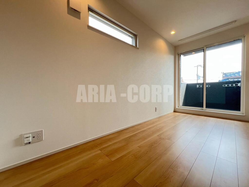 居室・リビング　同仕様：全室端部屋設計につき窓も多く明るいお部屋です♪