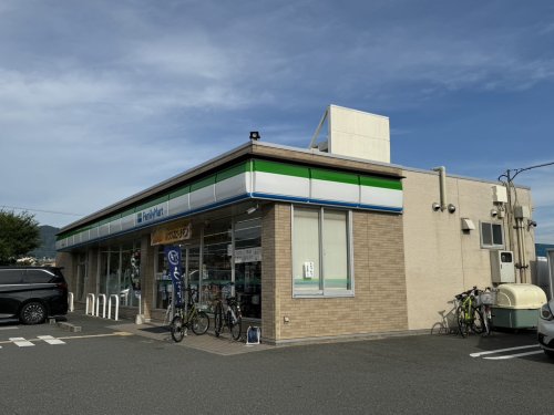 コンビニ　ファミリーマート 八尾小畑町店（コンビニ）まで648m