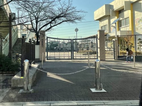 小学校　八尾市立山本小学校（小学校）まで685m