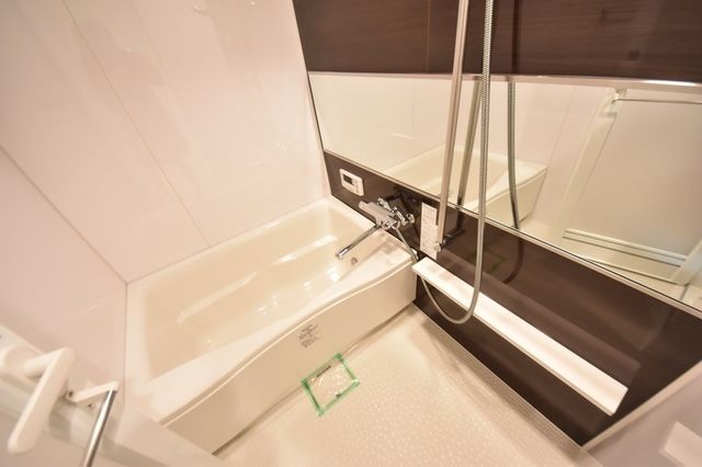 バス・シャワールーム　ゆったり浸かれそうな広々浴槽