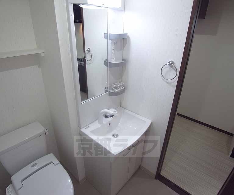 洗面設備　タオル掛けや収納棚など充実してます