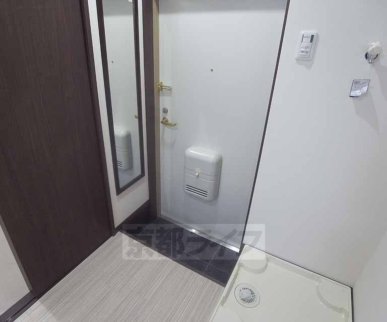 玄関　姿見が備え付けです