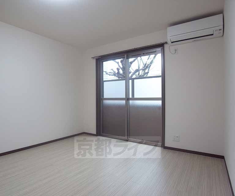 居室・リビング　白を基調とし清潔感のあるお部屋です