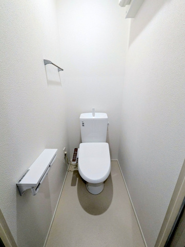 トイレ　同メーカー同仕様：温水洗浄暖房便座とダブルトイレットペーパー