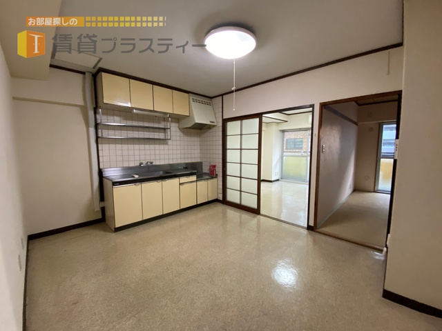 居室・リビング　お料理とお食事のスペースです