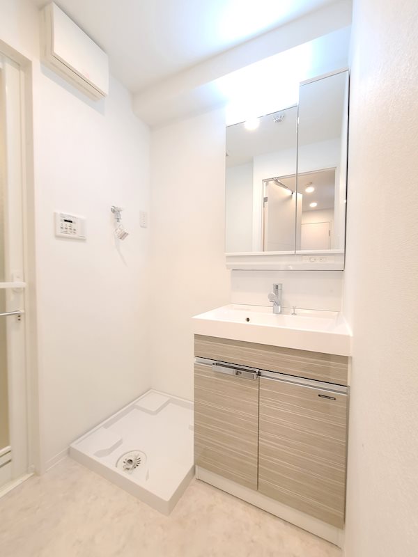 洗面設備　独立洗面台、室内洗濯機置き場