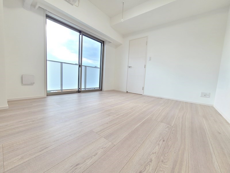 居室・リビング　白く輝いた落ち着いた居室