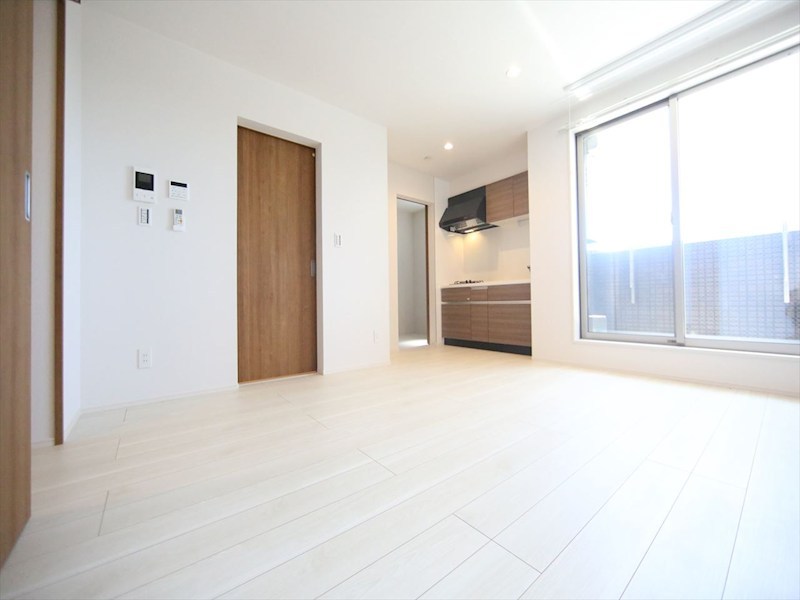 居室・リビング　ＬＤＫ8.3帖　システムキッチン　バルコニー　同仕様写真