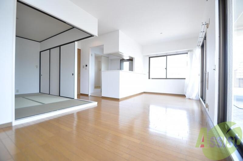 居室・リビング　１０．３帖の広々リビングで家族団らんのひと時を