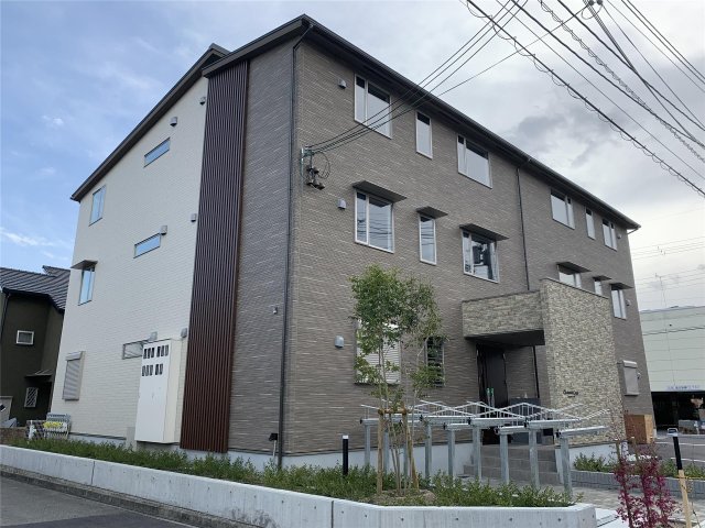 建物外観　オートロック・宅配BOX付き！