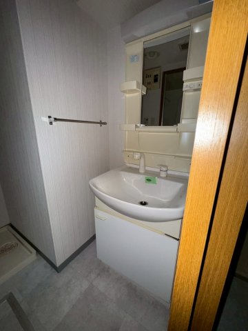 洗面設備　朝の支度にも助かる、独立の洗髪洗面化粧台