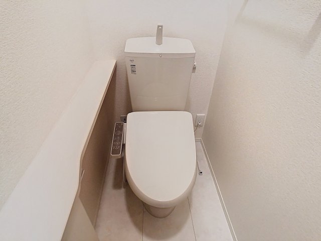 トイレ　掲載写真は同型モデルを掲載しており実際のお部屋と仕様等が異な