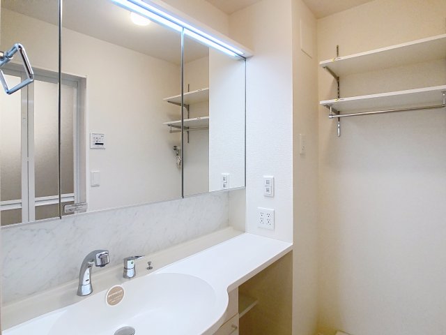 洗面設備　掲載写真は同型モデルを掲載しており実際のお部屋と仕様等が異な