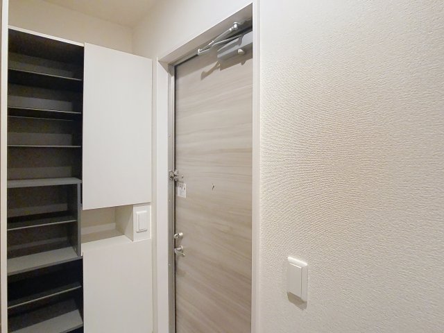 玄関　掲載写真は同型モデルを掲載しており実際のお部屋と仕様等が異な